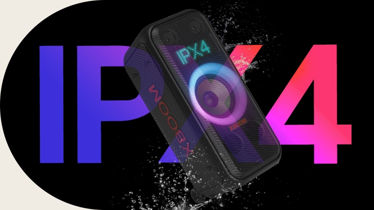 Vista diagonal del altavoz. Se rocía agua sobre el producto para resaltar la clasificación IPX4. Detrás hay escrita la palabra "IPX4" por motivos de dise?o.