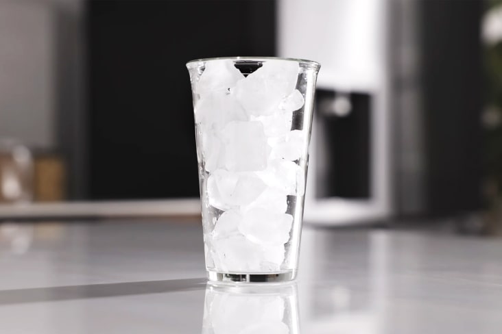 Helder glas gevuld met vierkante ijsblokjes uit een LG-koelkast