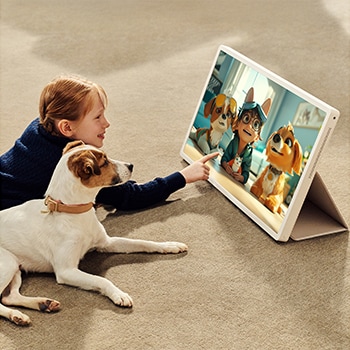 Een meisje met haar puppy kijkt naar een show op de LG StanbyME 2. De foliocover wordt gebruikt en het scherm wordt gestut als een tablet.