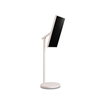 45 graden zijaanzicht van de LG StanbyME 2 op standaard. Het scherm is gekanteld om de flexibele ori?ntatie weer te geven.