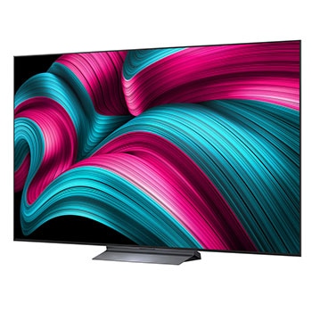 Woonkamerruimte met een aan de muur gemonteerde LG OLED TV. Op de tv is een bergketen te zien tegen een donkere avondhemel vol sterren. Deze scène is in twee?n gedeeld. De ene kant toont een saaiere, grijzere versie van het landschapsgelabelde Non Perfect Black-display. Aan de andere kant is het beeld aangenamer met een groter dynamisch bereik van zwart-wittinten. Dit is gelabeld met Perfect Black-display. Ook logocertificering is zichtbaar, Perfect Black Technology levert zwartniveaus kleiner dan of gelijk aan 0,24 nit tot 500 lux.