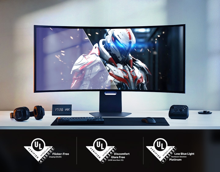 Gebogen gamingmonitor met een robotkarakter in een futuristische setting, met onderstaande UL-certificeringen.