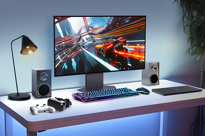 In het midden van het bureau staat een 32-inch gaming-oled-monitor, met daaromheen verschillende IT-apparaten.