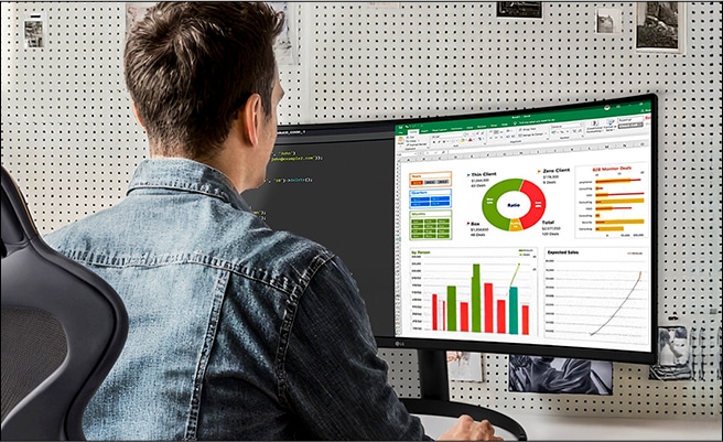 Twee foto's die verschillende uitzicht tonen van een kleine, georganiseerde studio-appartement met een LG UltraWide monitoropstelling.