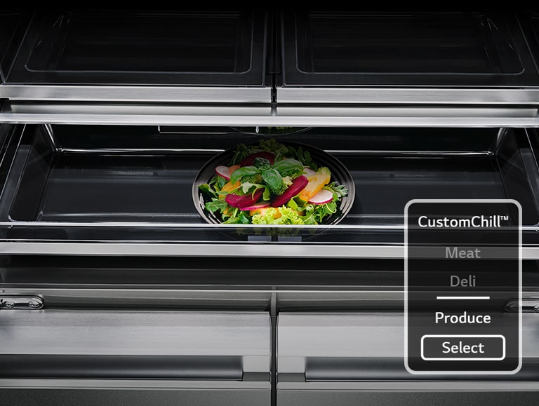 Se conserva un plato de ensalada fresca en la balda Custom Chill dentro del Frigorífico LG SIGNATURE.