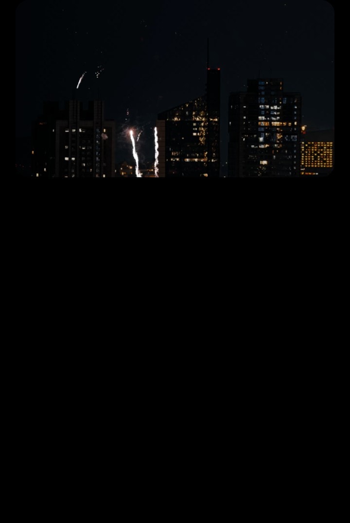 Diferentes escenas que muestran imágenes surrealistas cuando la LG Signature OLED?T está en modo transparente. Un paisaje urbano con fuegos artificiales, un pájaro que recoge algo de un árbol peque?o y peces dentro de un enorme acuario. Gracias a la pantalla de la LG Signature OLED T, las escenas parecen fusionarse con el fondo real.