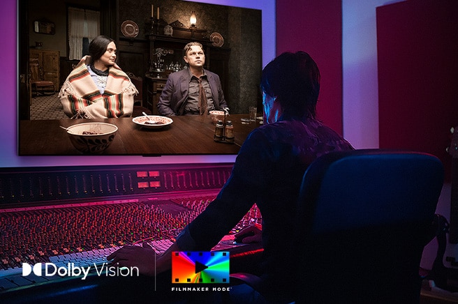 Un director frente a un panel de control editando la película "Killers of the Flower Moon" en un televisor LG OLED. En la parte inferior izquierda, el logotipo de Dolby Vision y el logotipo de FILMMAKER MODE?.