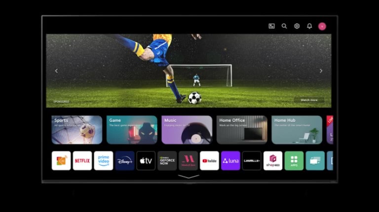 Hay una pantalla de TV en un espacio negro que muestra la pantalla "All New Home". Cuando se presiona el botón de perfil y se selecciona un perfil diferente, la pantalla cambiará al dise?o personalizado para la configuración de ese perfil.