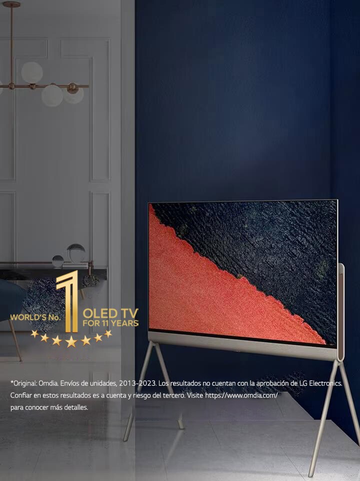 Una imagen de la OLED evo G3 de LG en la pared de un moderno y singular apartamento de Nueva York con una romántica escena nocturna reproduciéndose en la pantalla.  Emblema de la televisión OLED no.?1 del mundo desde hace 10?a?os.