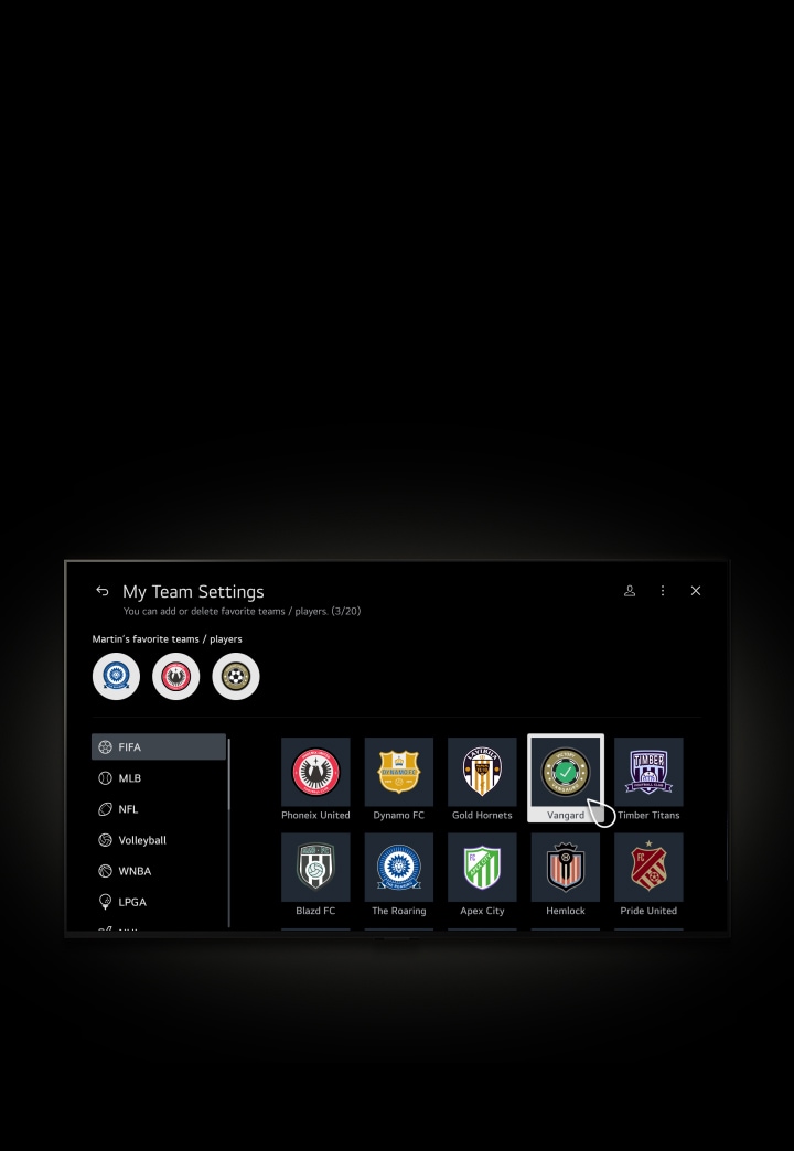 Un cursor hace clic en My Team y la pantalla se desvanece en la página de My Team con el texto "Martin's favorite team /player", "My Team's live/upcoming game", y "Popular league's recent game". El usuario se desplaza para revelar el contenido Sports VOD, luego regresa a la parte superior y el cursor selecciona el botón más debajo de "Martin's favorite team / player". La pantalla desaparece en la página My Team Settings con el texto "You can add or delete favorite teams/players (5/20)." Hay una selección de ligas para navegar, incluidas FIFA, MLB, NFL, Volleyball, WNBA y LPGA. El cursor hace clic en el Fifa team Vangard, y se agrega a tus equipos favoritos. 