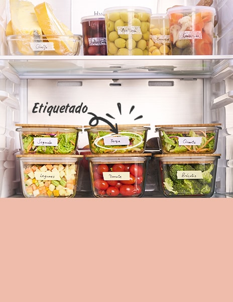 Recipientes de comida etiquetados organizados ordenadamente en el refrigerador.