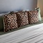 Cojines con estampado de leopardo sobre la cama.