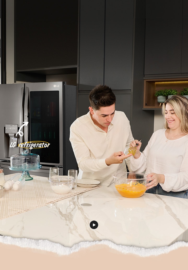 Pareja cocinando una comida sencilla en la cocina.