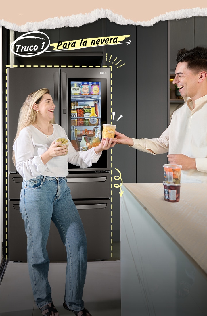 Pareja entregando felizmente un recipiente con ingredientes.