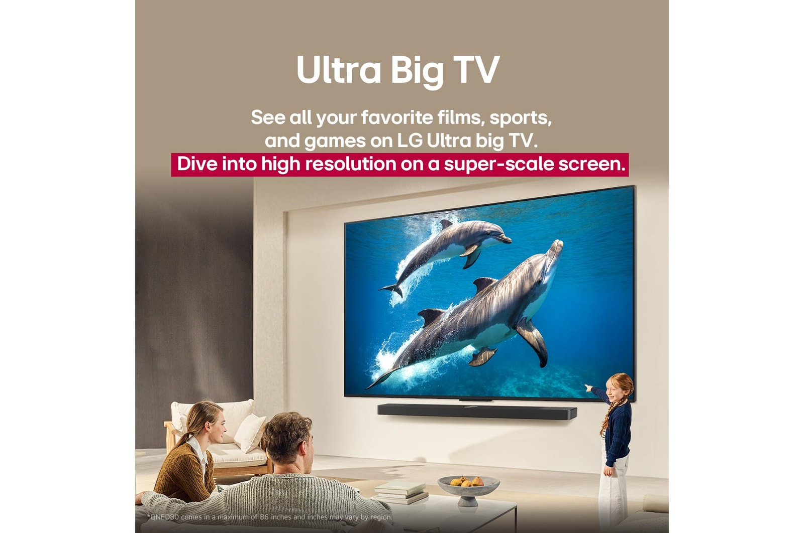 Una familia sentada en el sillón frente a la LG QNED TV montada en la pared encima de una LG Soundbar; una peque?a ni?a se?ala la pantalla que muestra dos delfines. El título habla de cómo las escenas son más emocionantes en una pantalla gigante.