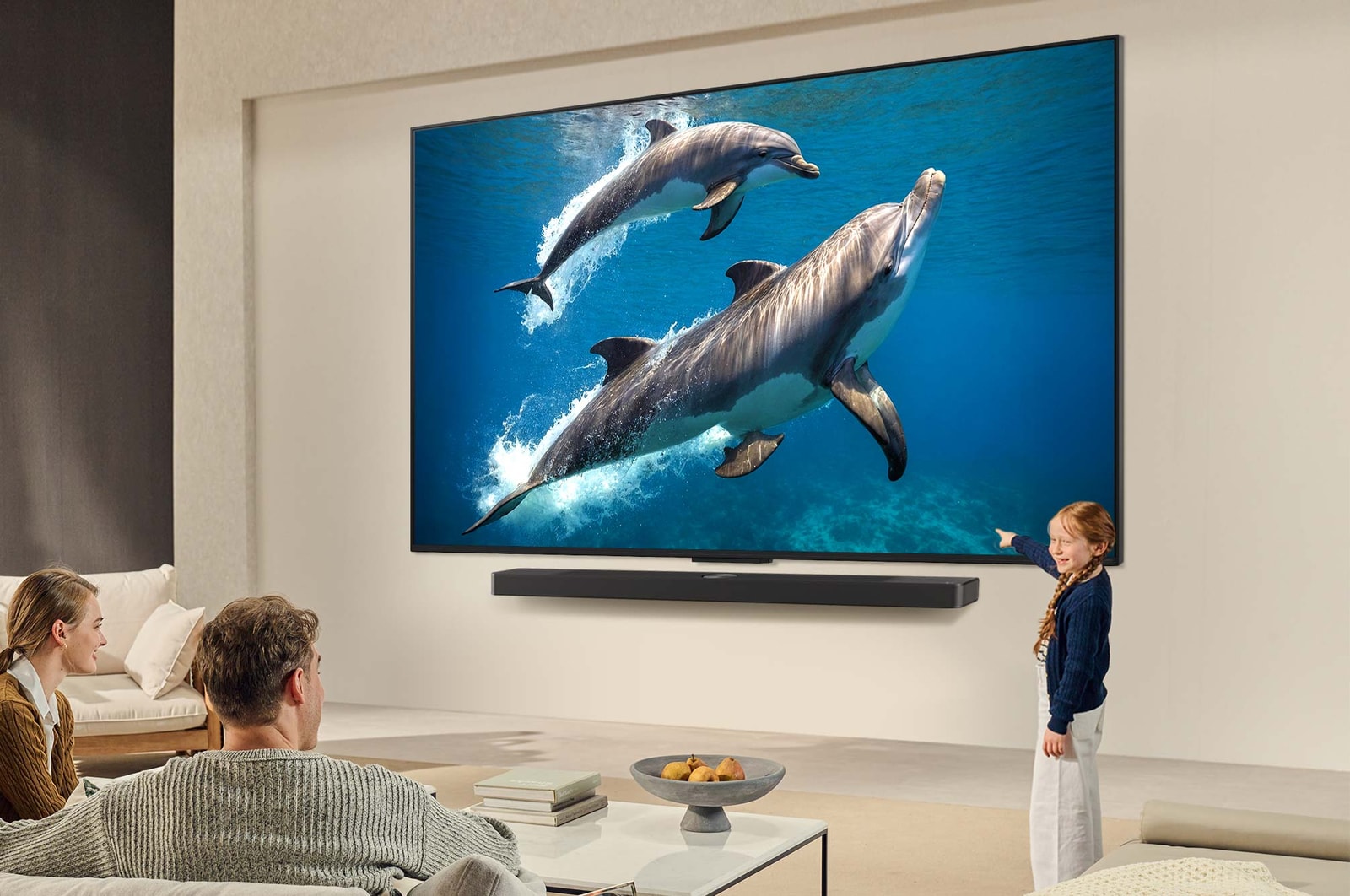 Pantalla de una LG TV que reproduce contenido de ciencia ficción. En la pantalla, se muestra la interfaz de AI?Chatbot. El usuario envió un mensaje al chatbot en el que dijo que la pantalla está demasiado oscura. El chatbot ofreció soluciones a la solicitud. Esta escena también está dividida por la mitad. Un lado está más oscuro y el otro más brillante; esto muestra cómo AI Chatbot solucionó automáticamente el problema del usuario. El texto explica que AI?Chatbot puede entender la intención del usuario y proporcionar soluciones de problemas.