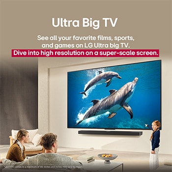 Una familia sentada en el sillón frente a la LG QNED TV montada en la pared encima de una LG Soundbar; una peque?a ni?a se?ala la pantalla que muestra dos delfines. El título habla de cómo las escenas son más emocionantes en una pantalla gigante.
