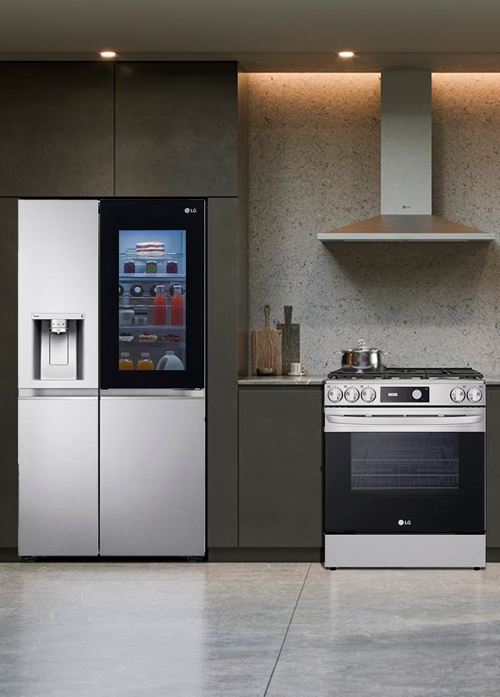 Изображение продуктов линейки LG OLED, стоящих под углом в форме треугольника на черном фоне, с обращенным вперед LG OLED G3. На экранах всех телевизоров показано красочное абстрактное изображение. На изображении также присутствует эмблема ?OLED-телевизор №1 в мире на протяжении10 лет?. 	