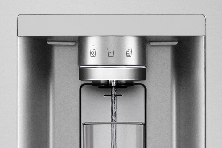 Dispensador de agua de acero inoxidable LG, vertiendo agua en un vaso transparente.