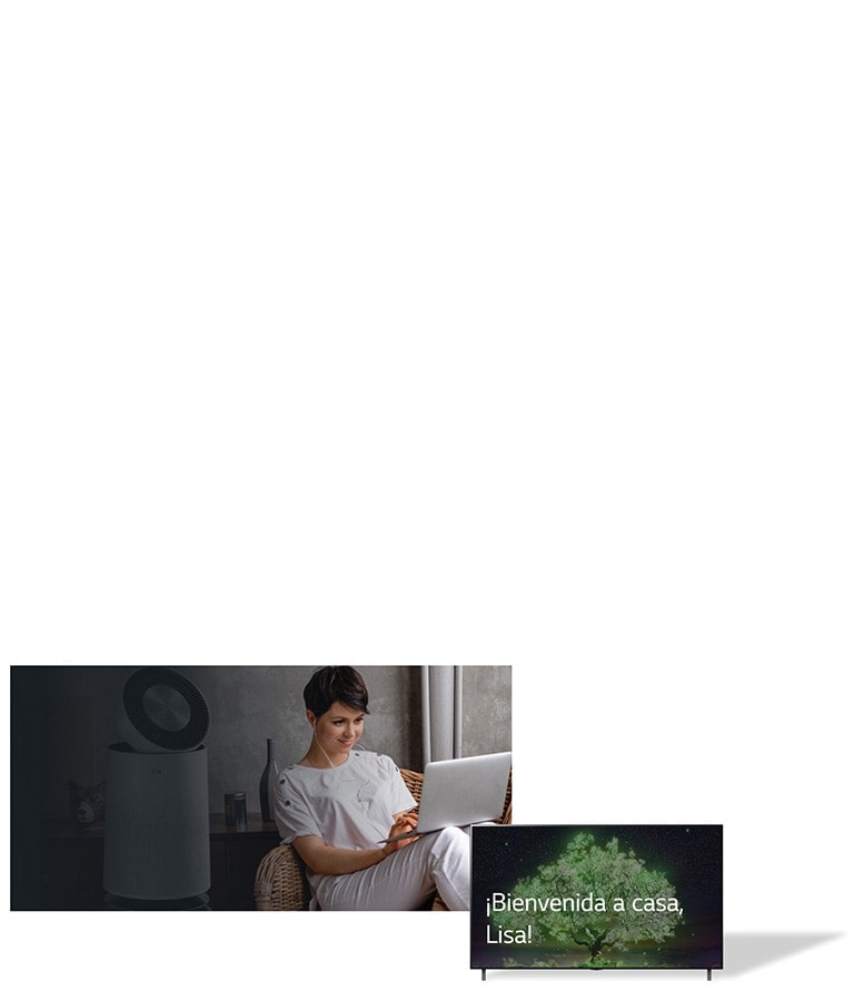 La imagen muestra a una mujer sentada en una silla de su casa escribiendo en una computadora portátil. Detrás de ella, hay un purificador de aire y, al lado, un televisor de pantalla plana donde aparece el texto &quot;?Bienvenida a casa, Lisa!&quot;.
