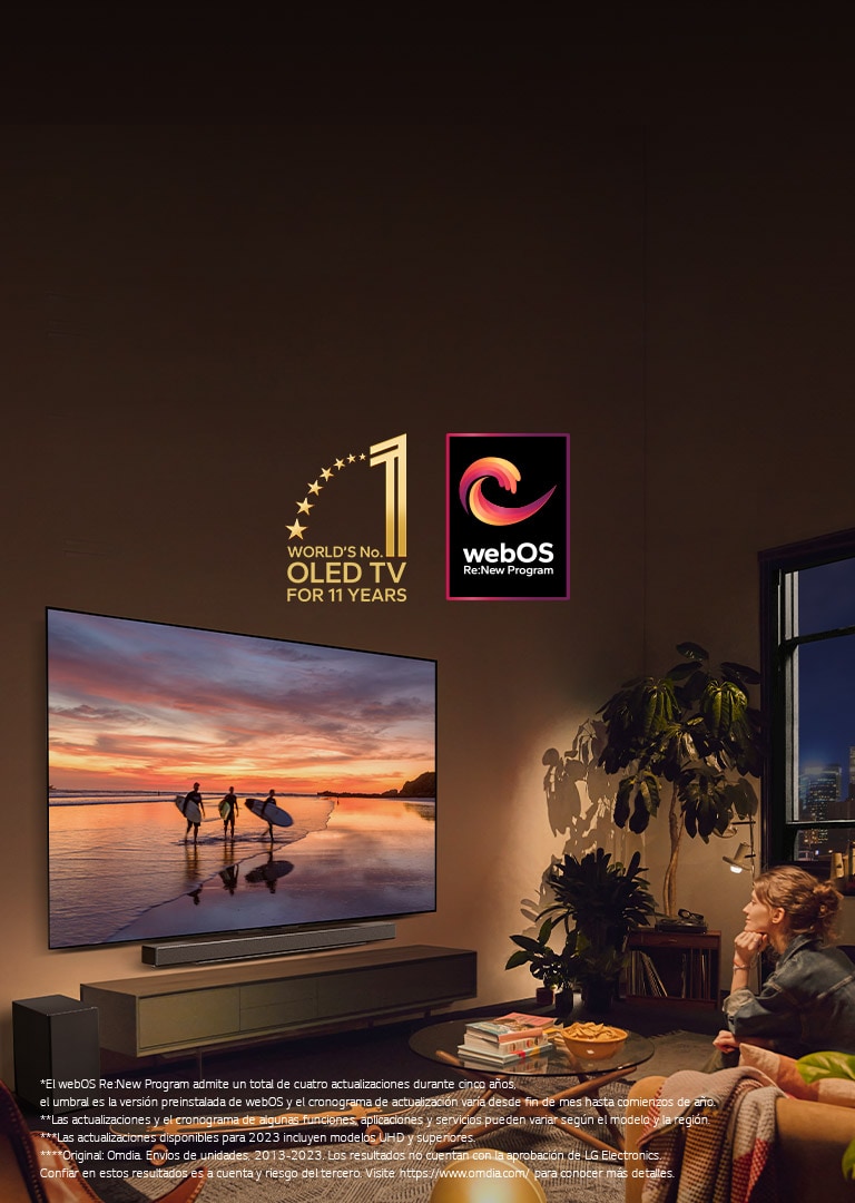 LG OLED evo C4 TV montado en la pared de una acogedora sala de estar nocturna y una barra de sonido LG montada justo debajo. En el TV se muestra una playa al atardecer con siluetas de tres surfistas. Dos mujeres se sientan en el sofá mirando e inclinándose hacia el TV y la barra de sonido. En la imagen se muestran el emblema "World's number 1 OLED TV for 11 Years" y el logotipo "webOS Re:New Program". Un aviso legal que dice: “El webOS Re:New Program admite un total de cuatro actualizaciones durante cinco a?os, el umbral es la versión preinstalada de webOS y el cronograma de actualización varía desde fin de mes hasta comienzos de a?o”. “Las actualizaciones y el cronograma de algunas funciones, aplicaciones y servicios pueden variar según el modelo y la región”. “Las actualizaciones disponibles para 2023 incluyen modelos UHD y superiores”. "Original: Omdia. Envíos de unidades, 2013-2023. Los resultados no cuentan con la aprobación de LG Electronics. Confiar en estos resultados es a cuenta y riesgo del tercero. Visite  https://www.omdia.com/  para conocer más detalles".