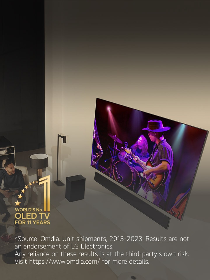 Una perspectiva aérea de un hombre y una mujer viendo un concierto en un TV OLED grande en un apartamento moderno. El distintivo “World's No. 1 OLED TV for 11 Years” también aparece en la imagen. Un aviso legal que dice: "Original: Omdia. Envíos de unidades, 2013-2023. Los resultados no cuentan con la aprobación de LG Electronics. Confiar en estos resultados es a cuenta y riesgo del tercero. Visite?https://www.omdia.com/?para conocer más detalles".
