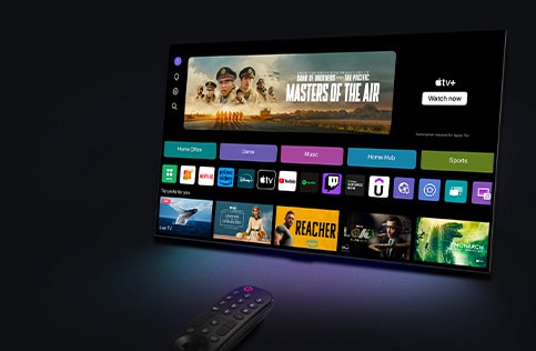 Telewizor LG z wy?wietlonym ekranem g?ównym webOS stoi pod k?tem na tle t?a. Ekran g?ówny pokazuje kategorie do przejrzenia i kadry z programów telewizyjnych. Pilot LG Magic Remote wskazuje na telewizor.