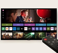 Interfejs LG webOS z pilotem AI Magic Remote na pierwszym planie. Miniaturki na interfejsie pokazuj? spersonalizowane rekomendacje tre?ci od AI Voice ID.