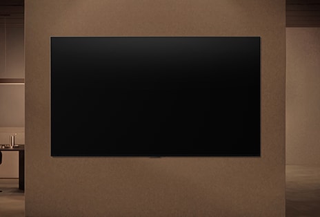 LG TV na ?cianie z wy??czonym wy?wietlaczem pokazuje, jak czujniki ruchu telewizora mog? inteligentnie dostosowywa? si? do wykrytego ruchu w pobli?u.