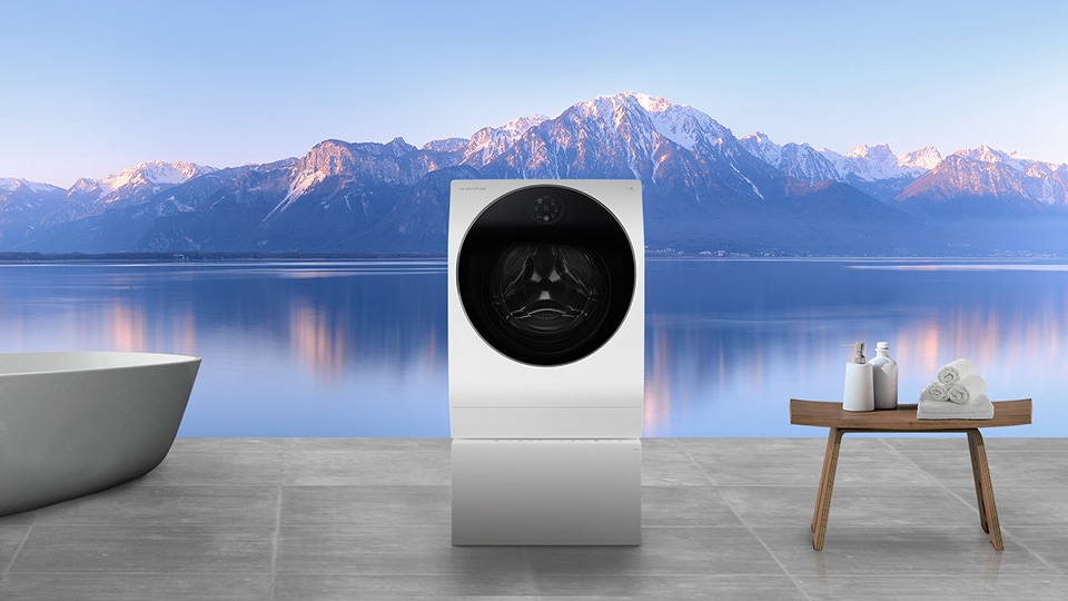 Pralk? i wann? LG SIGNATURE uk?ada si? w pralni z widokiem na góry i rzek? jednocze?nie za oknem.