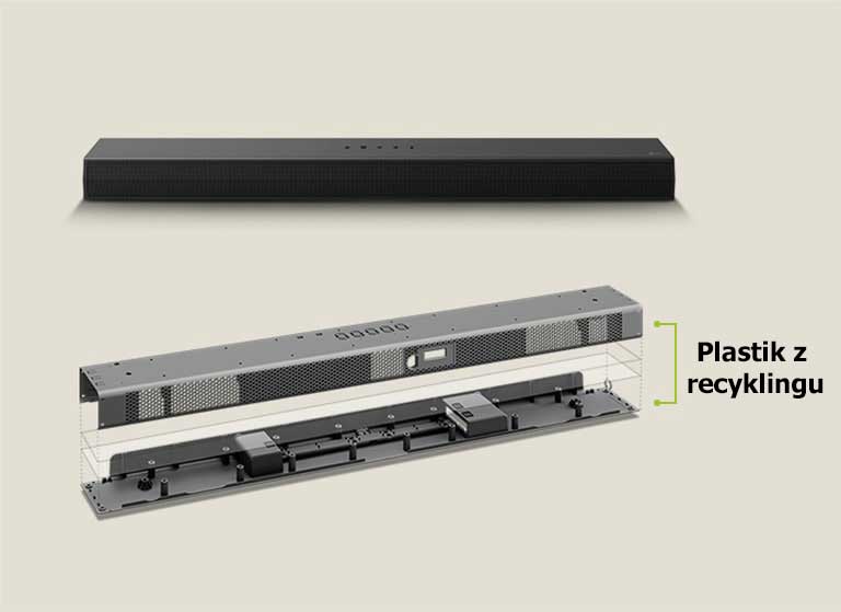 Z ty?u znajduje si? przednia perspektywa soundbara, a z przodu metalowa ramka prezentuj?ca soundbar. Uko?na obserwacja tylnej cz??ci metalowej ramy soundbara z napisem ?Recycled Plastic” wskazuj?cym kraw?d? ramy.