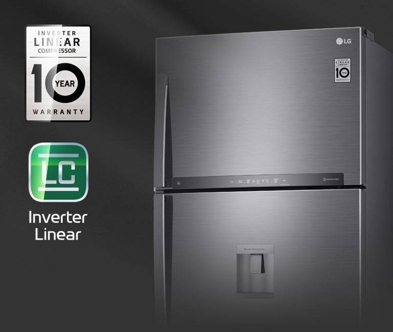 Czarna lodówka z zamkni?tymi drzwiami lekko pochylona spoczywa na czarnym tle. Logo Inverter Linear Compressor 10 Year Warranty i Inverter Linear b?yszcz? w promieniu ?wiat?a, który na nie pada.
