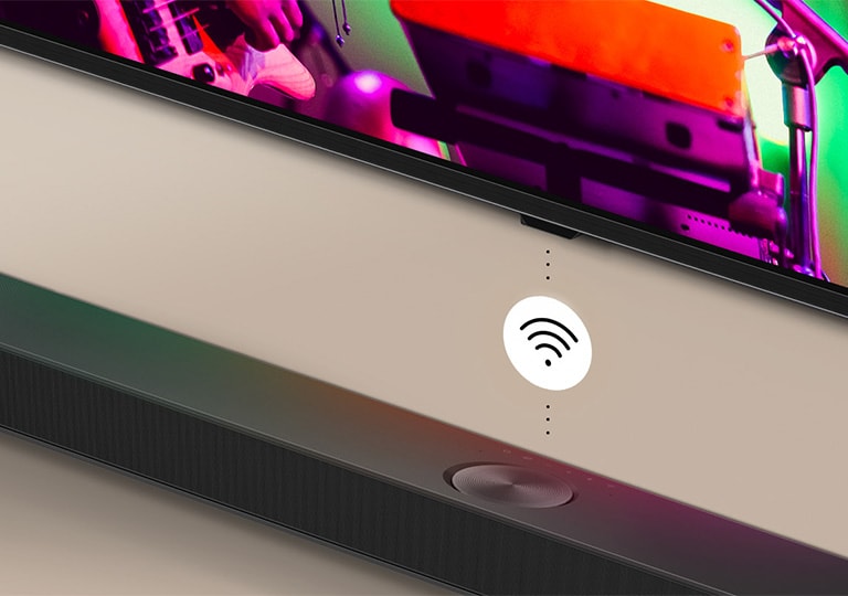 LG TV i LG soundbar zamontowane na ?cianie z bia?? grafik? symbolu Wi-Fi po?rodku.