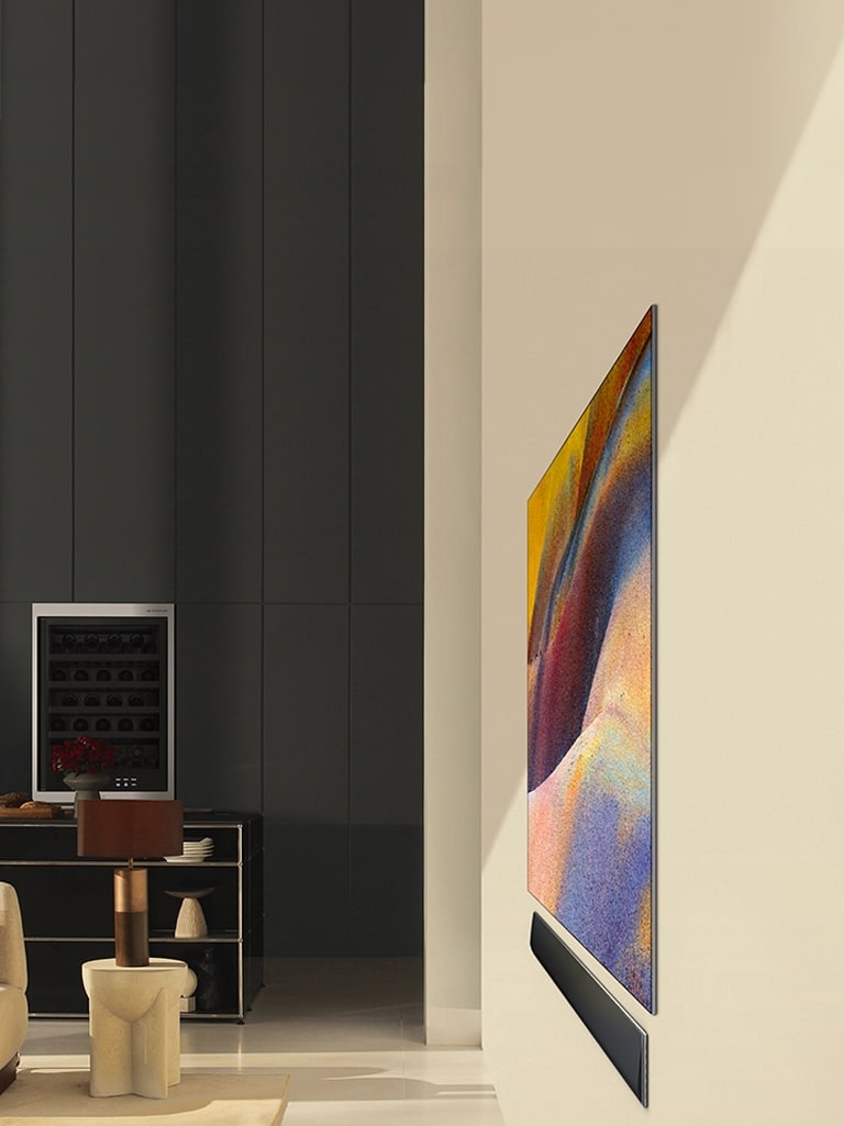 LG OLED TV, OLED G4 wy?wietlaj?cy eleganck? abstrakcyjn? grafik? i soundbar LG p?asko na ?cianie w nowoczesnym salonie.