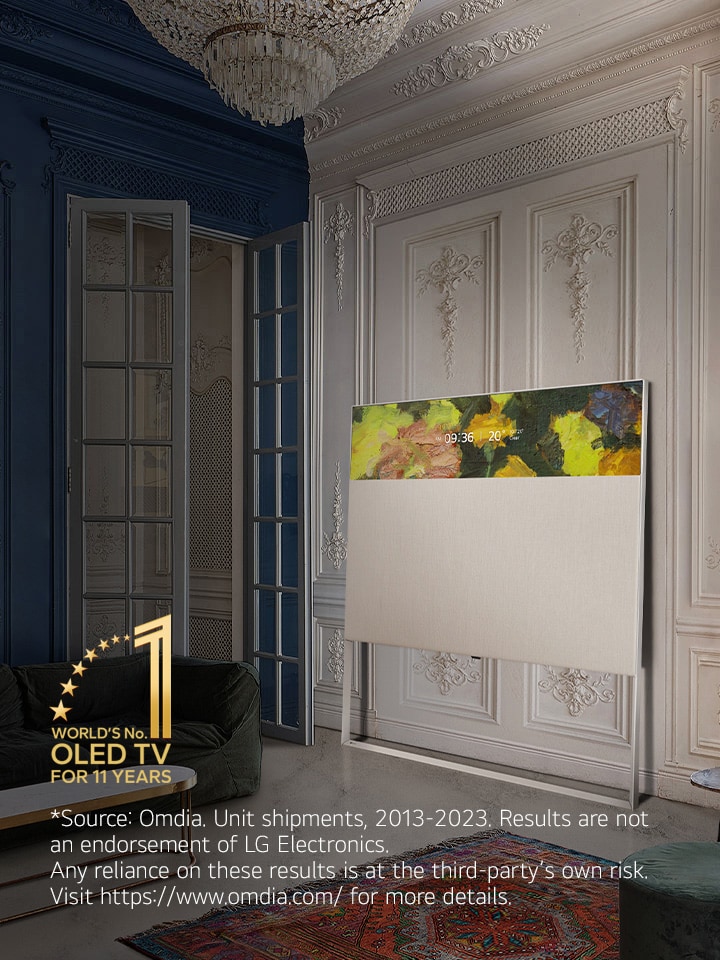 EASEL w widoku liniowym oparty o zdobion? ?cian?. Stoi obok obrazu na ?cianie i za dywanem o misternym wzorze. Emblemat ?10 Year World's No.1 OLED TV”.	