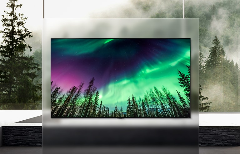 Telewizor QNED stoi w szerokim pokoju go?cinnym. Na ekranie wida? zielon? zorz? polarn?.