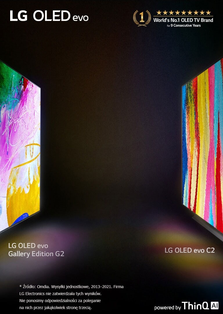 Widok z boku telewizorów LG OLED C2 i LG OLED G2 Gallery Edition ustawionych do siebie przodem w ciemnym pomieszczeniu. Na obu ekranach s? wy?wietlone dzie?a sztuki.  