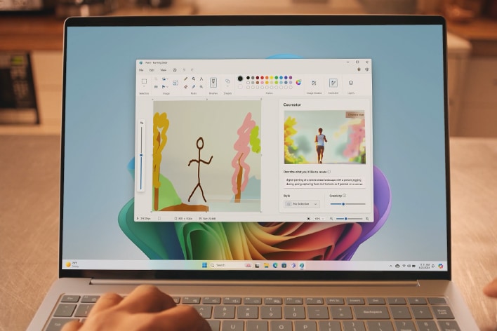 Auf einem Laptop-Bildschirm erscheint ein Pop-up mit der Aufschrift ?Copilot Cocreator“. Auf der linken Seite des Bildschirms ist eine einfache Skizze zu sehen, auf der rechten Seite die KI-generierte, vollst?ndig detaillierte Version des Bildes.