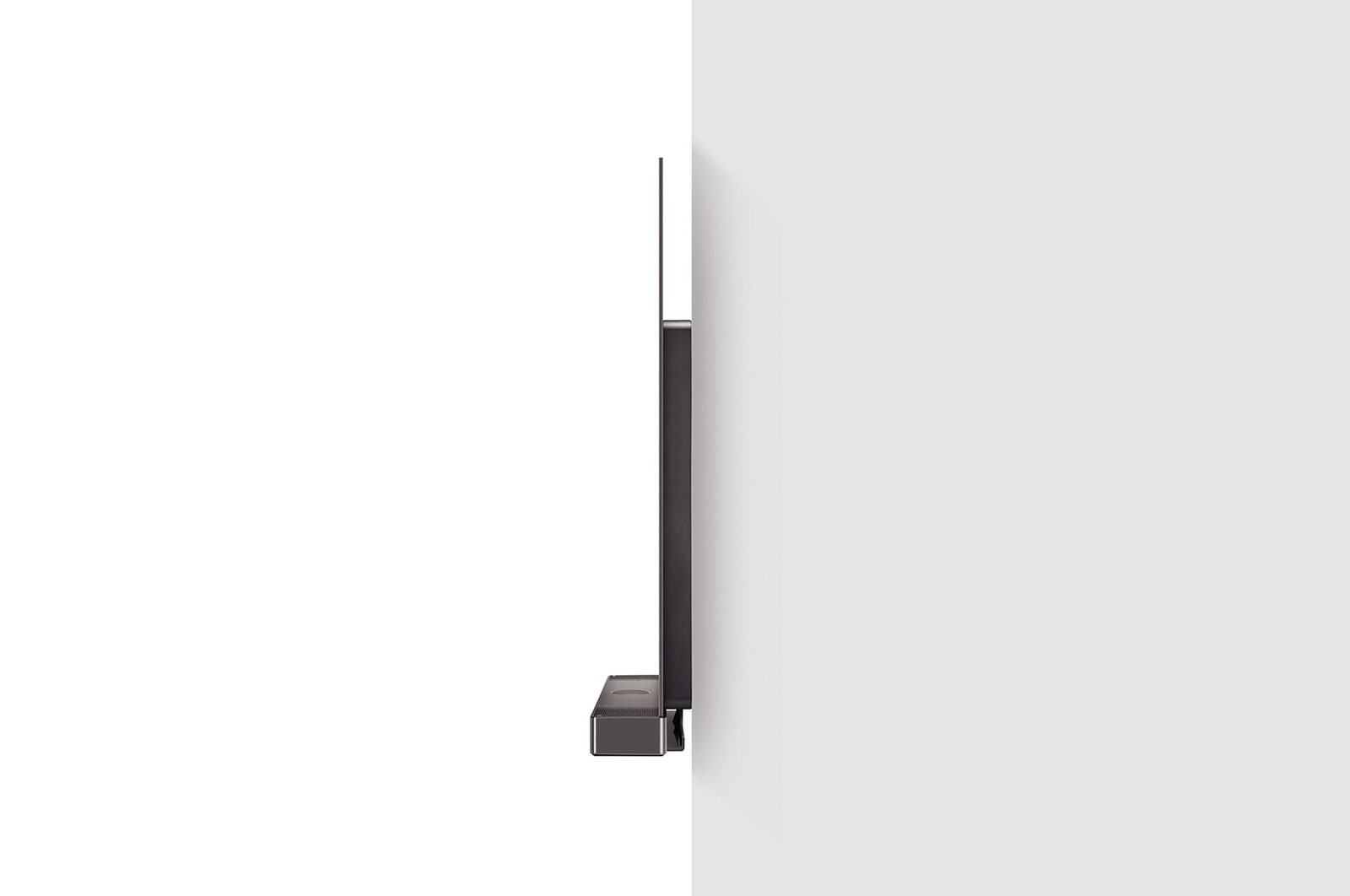 Vista lateral da LG OLED evo TV, OLED C4 fixada à parede com o suporte Synergy