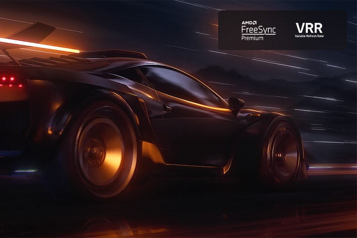 Uma cena desfocada de um carro a conduzir rapidamente num jogo de corridas. A cena é refinada, resultando numa a??o suave e nítida. Logótipo FreeSync Premium Pro e logótipo VRR no canto superior direito.