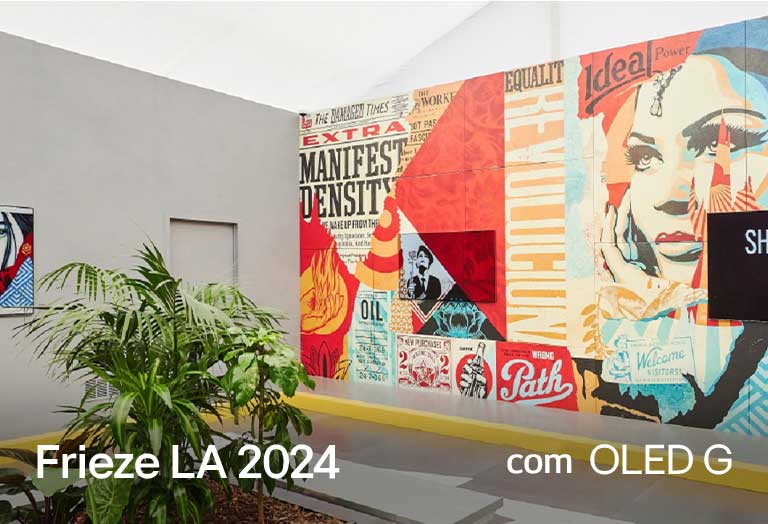 Televis?o OLED G montada no meio do mural de Shepard Fairey.