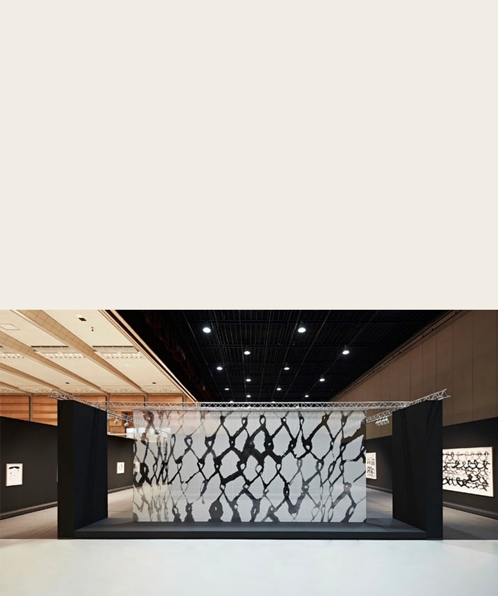 Arte representada num painel transparente numa sala de exposi??es. 