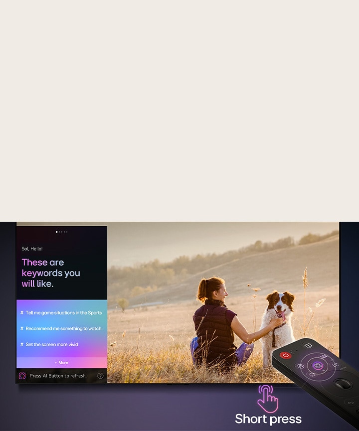O LG AI Magic Remote em frente a um ecr? da LG TV. No ecr? é apresentada uma sauda??o personalizada da LG AI com palavras-chave personalizadas baseadas na pesquisa do utilizador e no histórico de visualiza??es. Junto ao telecomando encontra-se um ícone e uma etiqueta que indicam que a funcionalidade AI Concierge é facilmente acessível premindo brevemente o bot?o de AI.