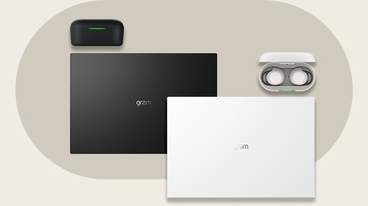 Uma base de xboom Buds preta está colocada com um computador portátil Gram preto. à direita, está colocado um Gram branco com uma base de xboom Buds branca aberta com earbuds no interior.