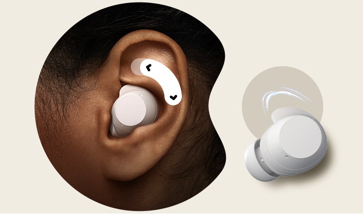 A orelha esquerda de uma pessoa com uma unidade de xboom Buds brancos colocada. Acima do earbud, está uma seta bidirecional.