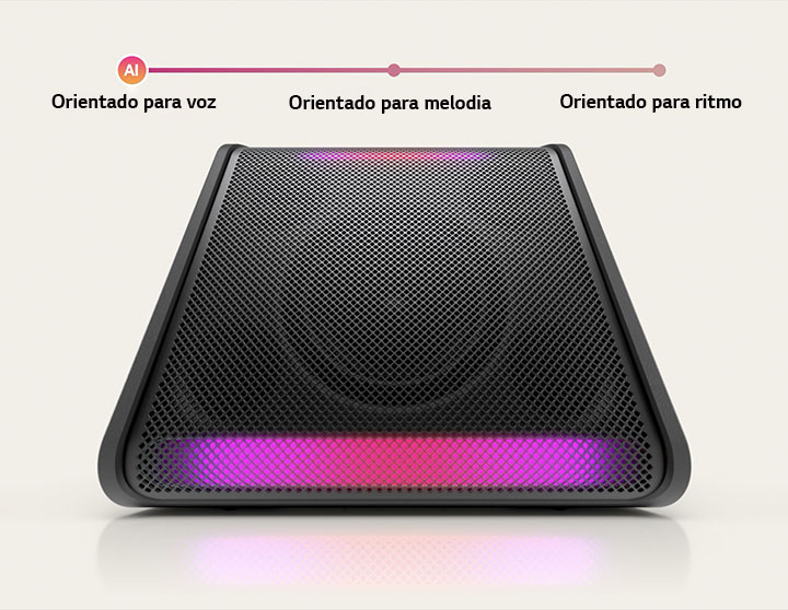 O xboom Stage 301 está posicionado com a luz acesa.