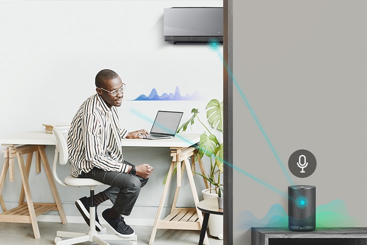 Homem num escritório em casa com ar condicionado LG ligado a um assistente de voz para controlo por voz.