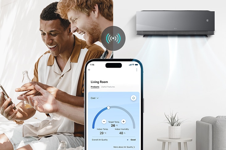 Dois homens usando a app LG ThinQ num smartphone para controlar um ar condicionado inteligente, ajustando a temperatura e a humidade.