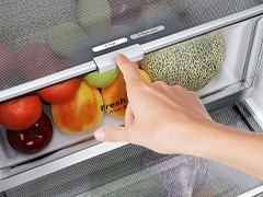 A fruta no frigorífico está a ser aberta à m?o