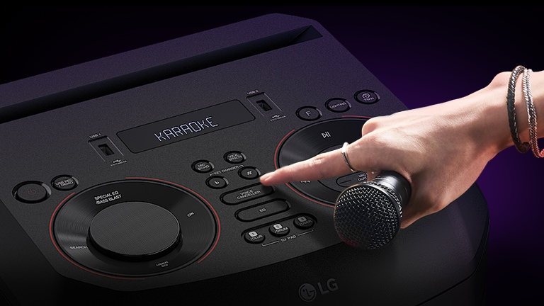 Imagem de uma m?o a segurar um microfone e a tentar pressionar o bot?o de cancelamento de voz no topo da LG RNC5.